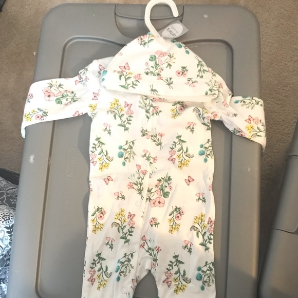 Carter’s 6 mo floral Layette - Picture 1 of 3